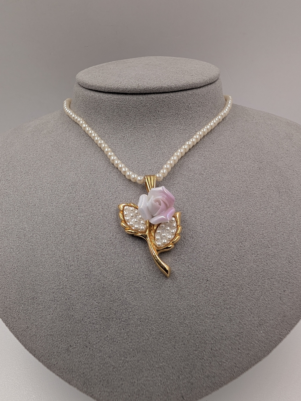 Vintage 1991 Avon Unsigned Pink Porcelain Rose Blossom Faux Pearl Necklace 0344
